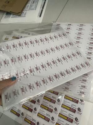 Etiquetas de frascos de vidro resistentes à água de adesivo forte Dimensões personalizáveis para garrafas farmacêuticas